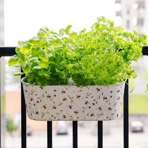 Balkonglåda med bimönster, L: 28,9 cm B: 39,3 cm H: 26,2 cm